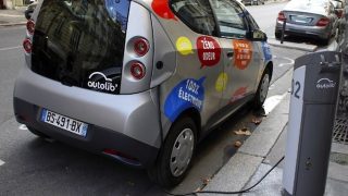 Paris: Anne Hidalgo ne veut pas interdire les voitures en 2030 mais...
